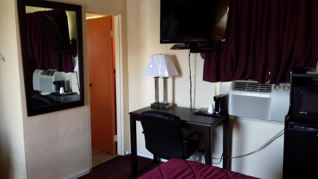 American Inn Sedalia Room photo