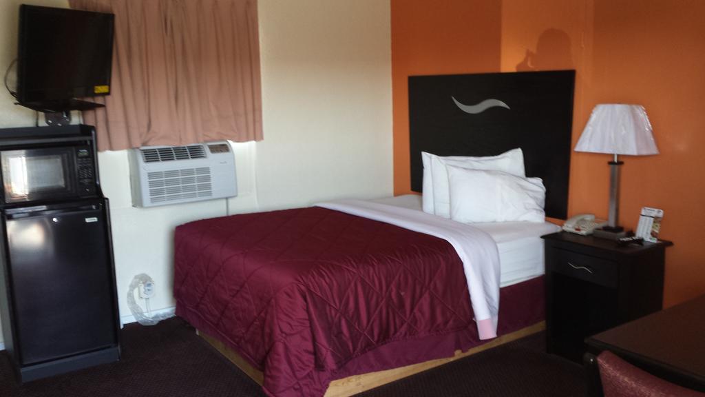American Inn Sedalia Room photo