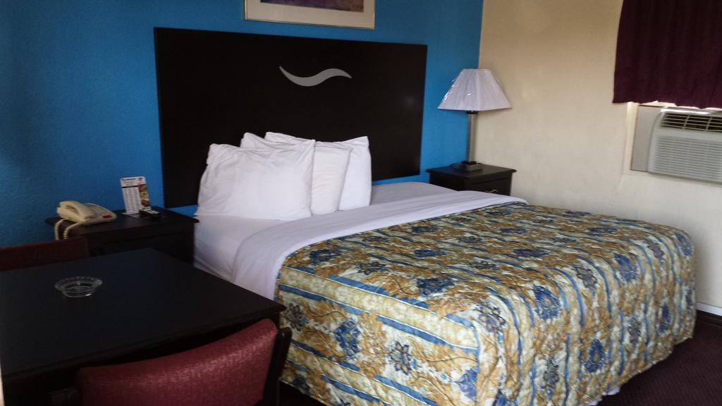 American Inn Sedalia Room photo