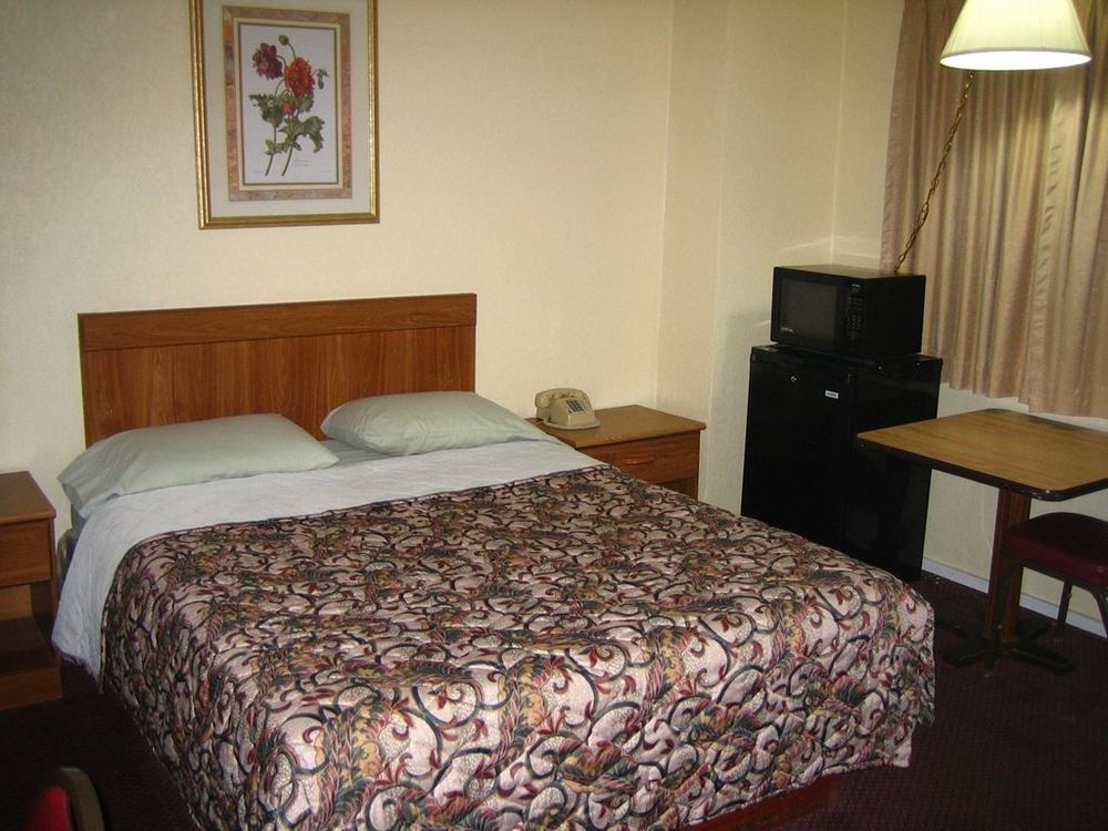 American Inn Sedalia Room photo