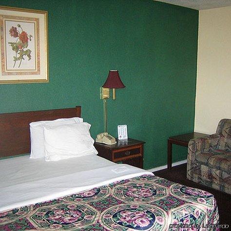 American Inn Sedalia Room photo