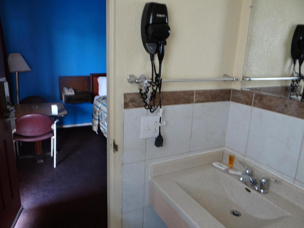American Inn Sedalia Room photo
